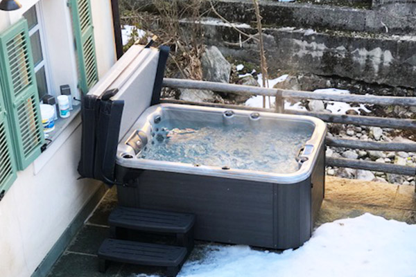 Spa extérieur sous la neige