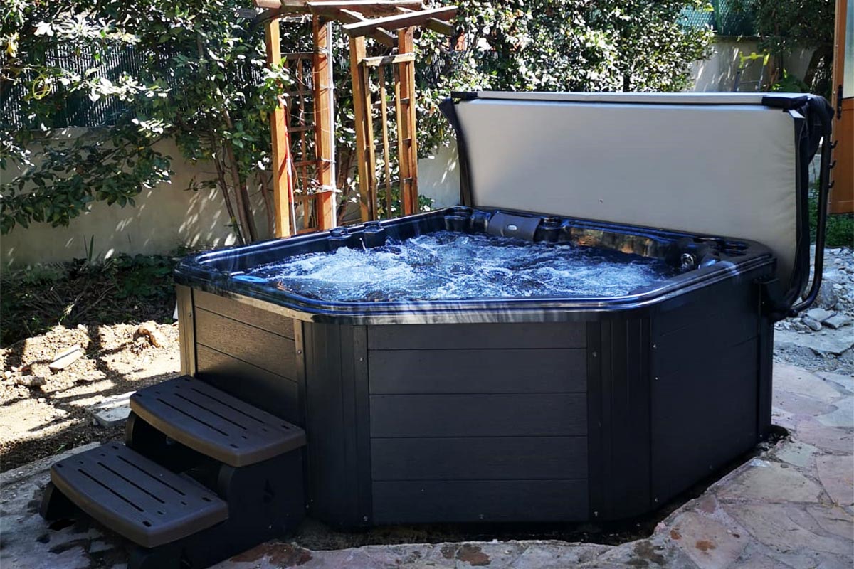 Édition limitée d'un jacuzzi 4 places installé à Nice sous une toile tendue