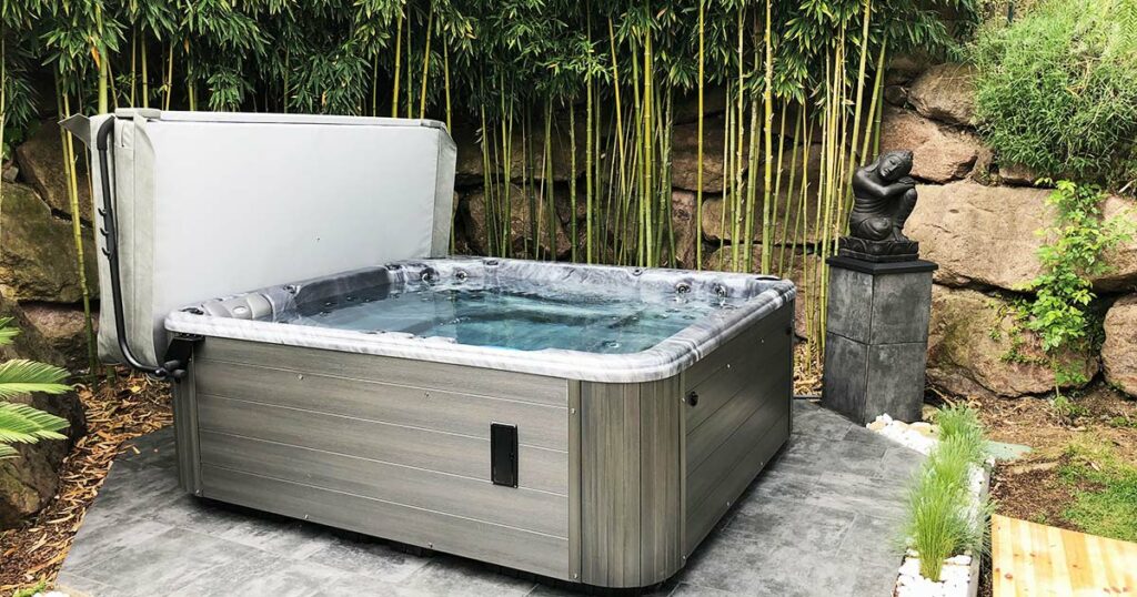 Installation d'un jacuzzi en extérieur avec ambiance zen