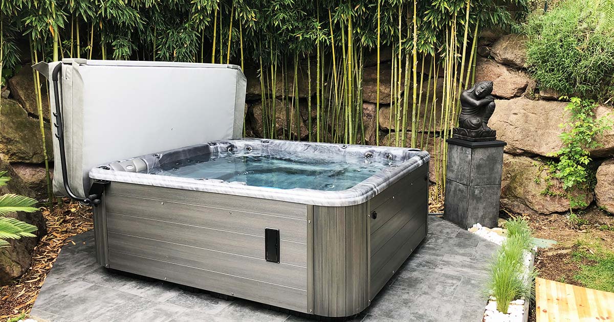 Un jacuzzi d'extérieur aménagé sous ambiance zen