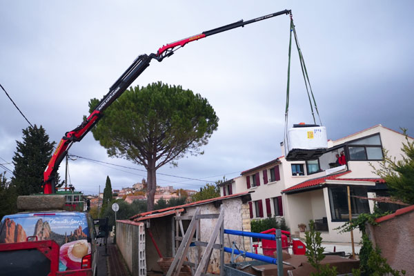 Livraison d'un spa 3 places à Pourrières par camion grue