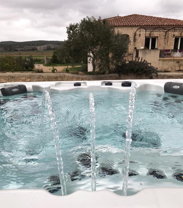 Spa 5 places dans la campagne arlésienne