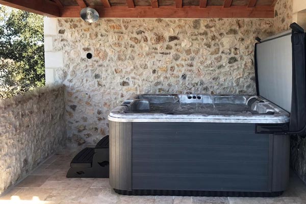 Jacuzzi à Saint-Siffret 30700 : Spa Spirit