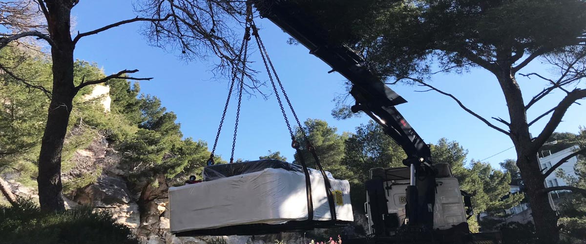 Livraison du spa à Ensuès par camion grue dans les collines.