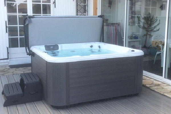 Un jacuzzi sur terrasse bois