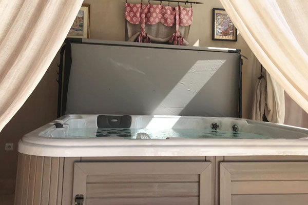 ES76L, un jacuzzi intérieur à Martigues