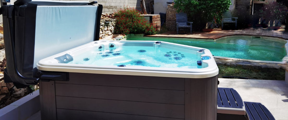 ES76CC, un jacuzzi 5 places à Carnas en bord de piscine