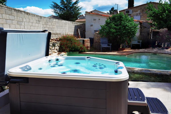 Un jacuzzi 5 places à Carnas au bord de la piscine