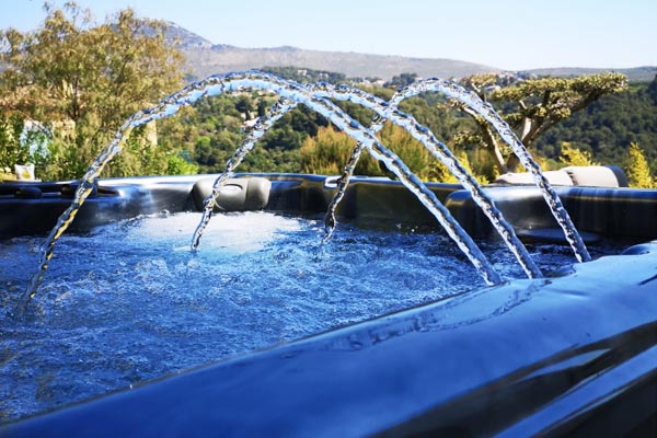 Un jacuzzi à Nice avec vue sur les collines