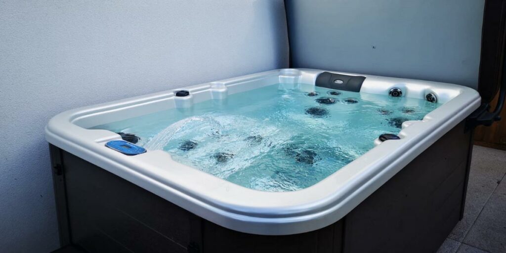 Pose d'un jacuzzi 3 places à Marseille, livraison par camiongrue