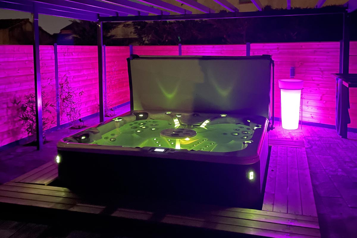 Idée d'éclairage d'un jacuzzi la nuit