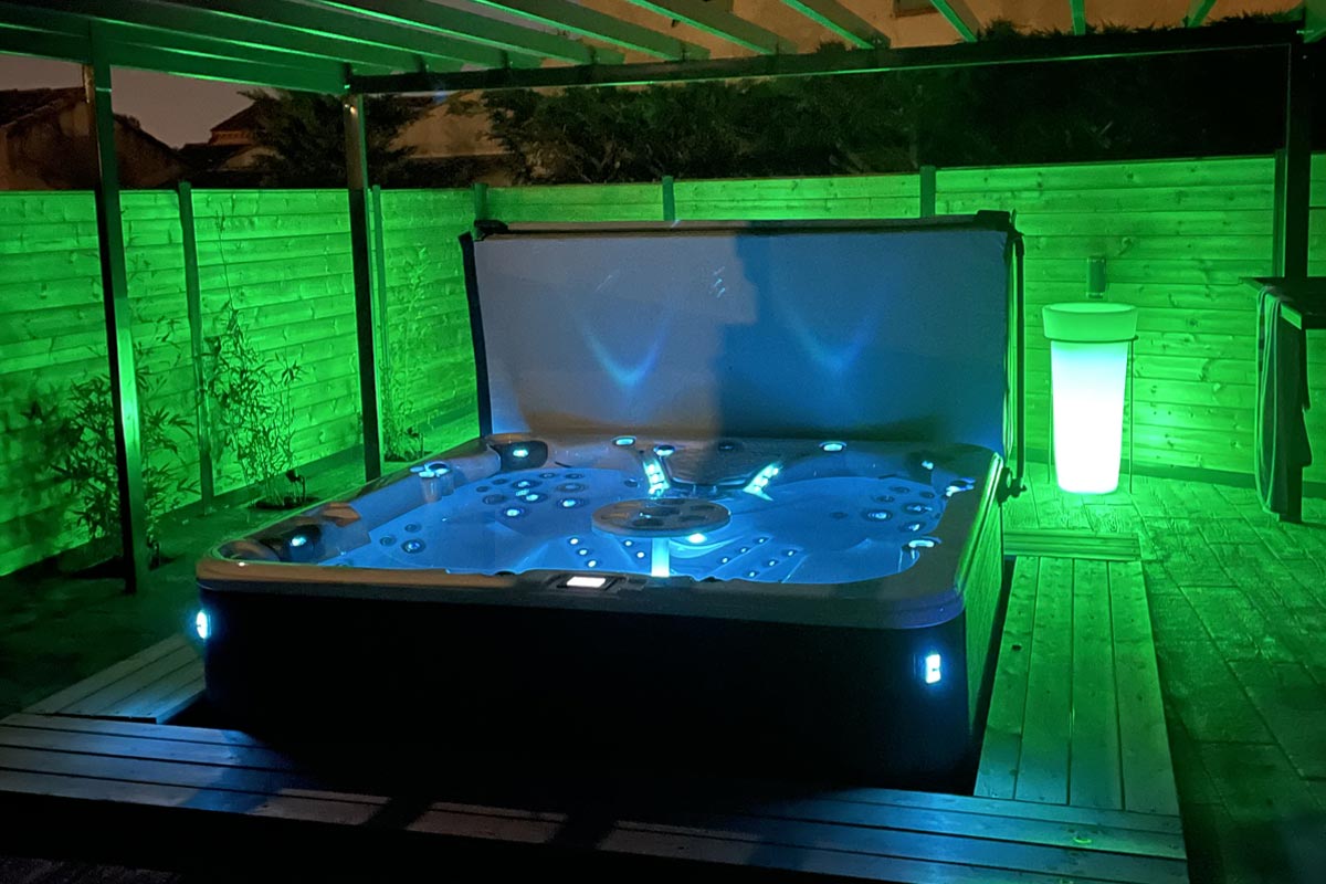 Changement d'éclairage pour votre jacuzzi durant la nuit.