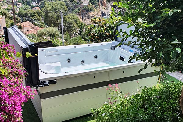 Un jacuzzi de nage à Ensuès la Redonne