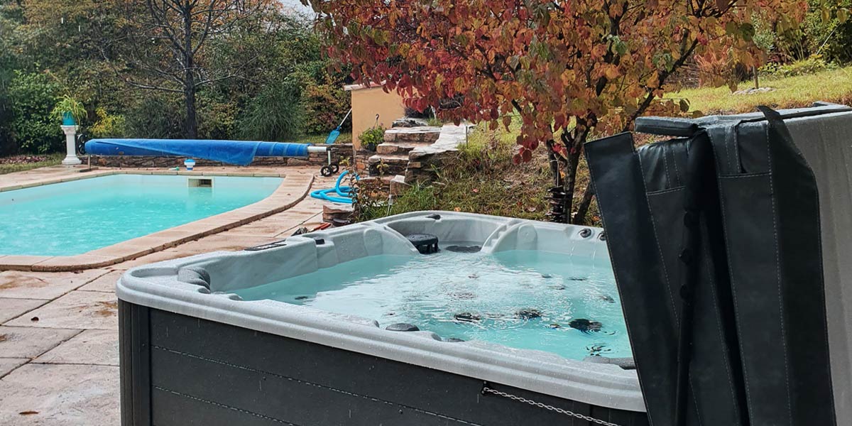 Profiter d'un jacuzzi extérieur en automne