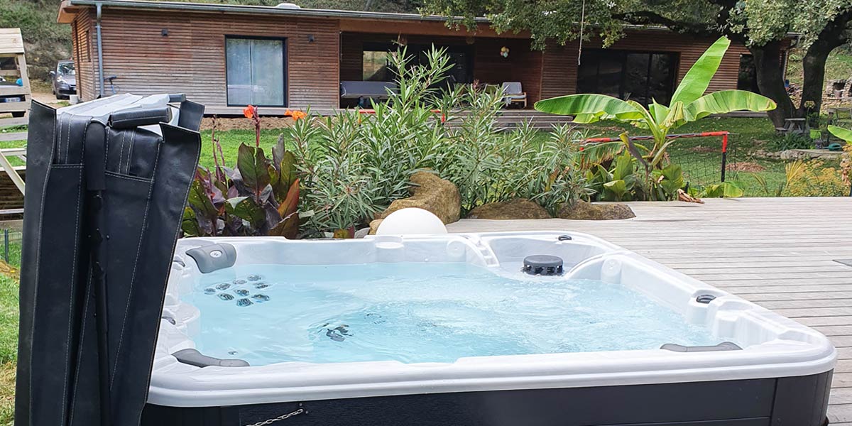 Un jacuzzi semi enterré à Lamanon