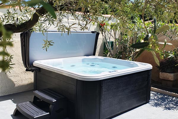 Un jacuzzi à Martigues avec une place allongée