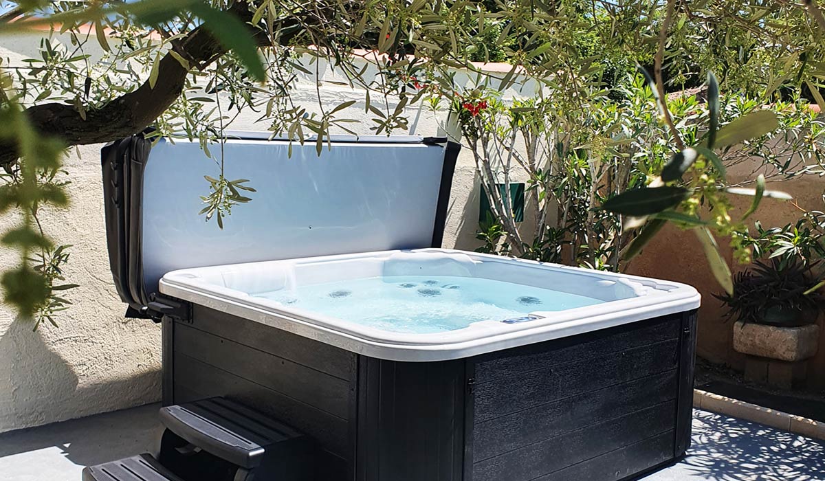 Votre jacuzzi avec place allongée à Martigues