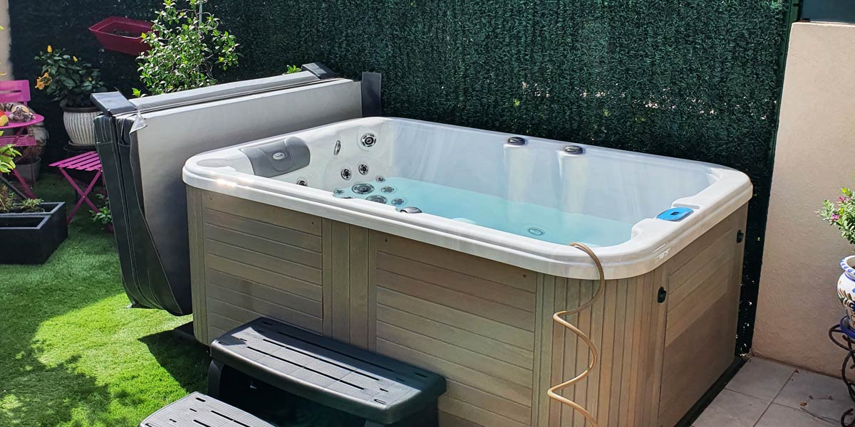 Un jacuzzi à Simiane Collongue, modèle ES76R