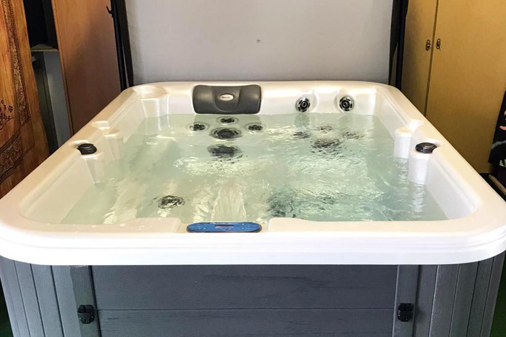 Un jacuzzi d'intérieur à Port de Bouc