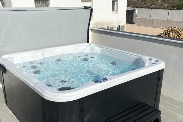 Votre jacuzzi 5 places aux Pennes Mirabeau