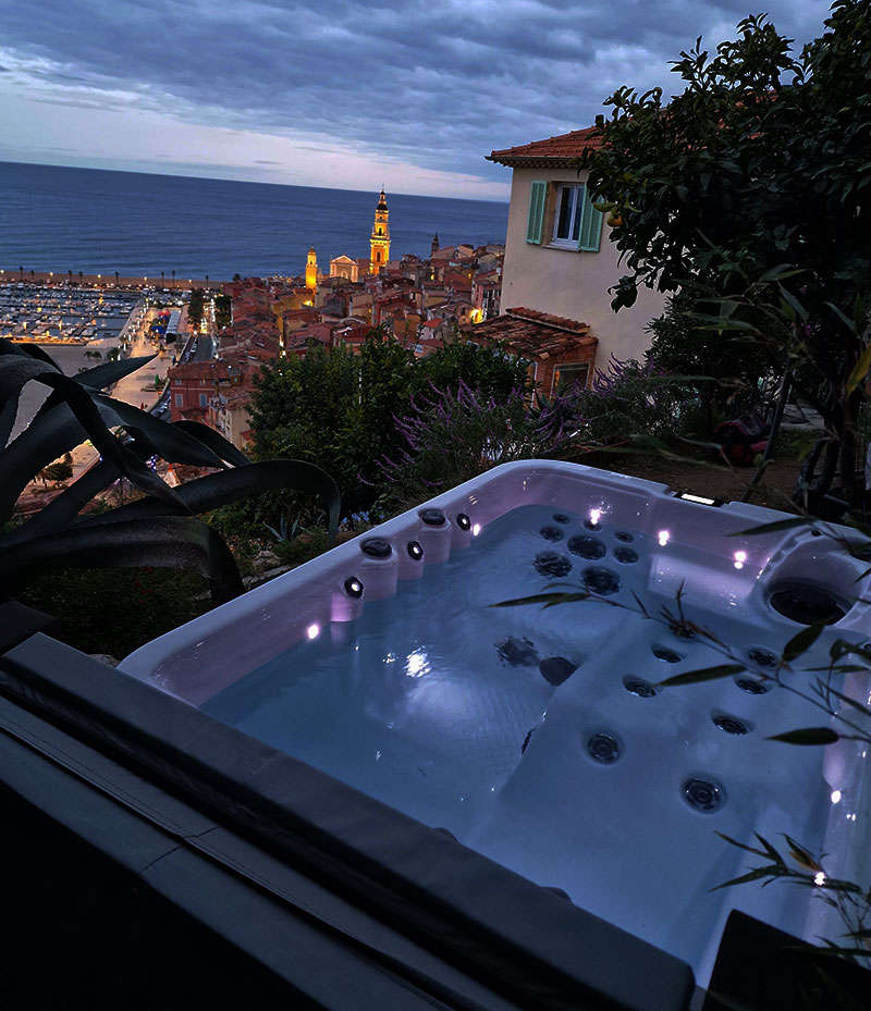 Un jacuzzi 3 places à Menton à la tombée de la nuit