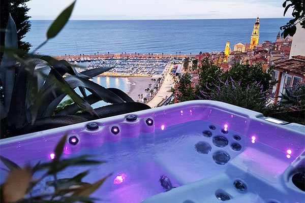 Un jacuzzi 3 places à Menton