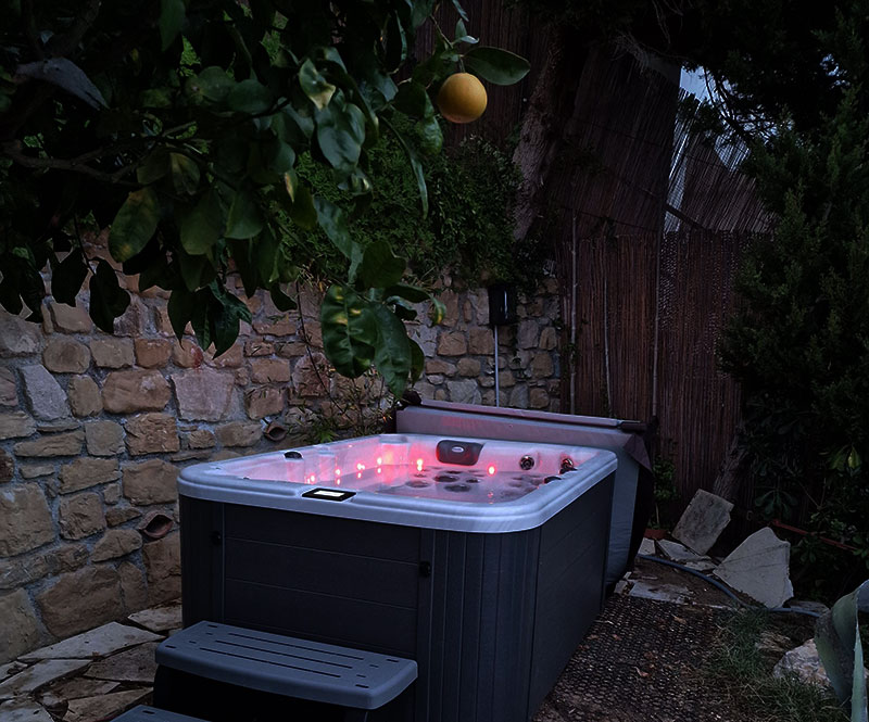 Un jacuzzi 3 places à Menton, terre des agrumes