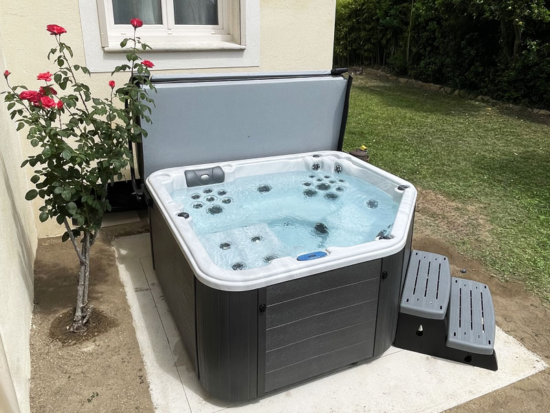 Un jacuzzi à Miramas 1 place allongée