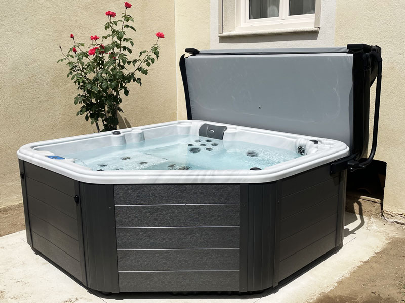 Un jacuzzi à Miramas avec place allongée