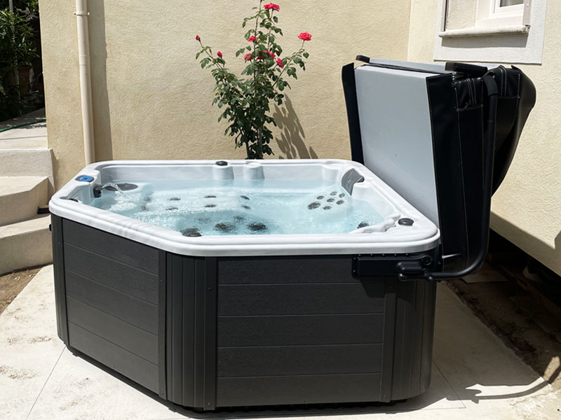 Un jacuzzi à Miramas avec son lève-couverture